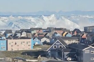 Fenomena Gunung Es Terbalik di Greenland: Lautan Bergelora