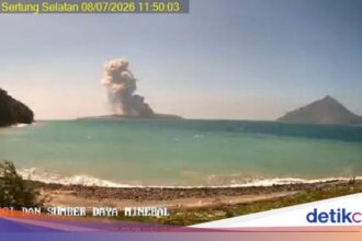 Gunung Anak Krakatau Berstatus Siaga, Risiko Tsunami Dinilai Kecil