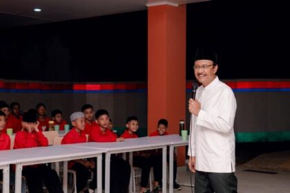 Gus Ipul Motivasi Siswa Baru Sekolah Rakyat DKI di Malam Hari