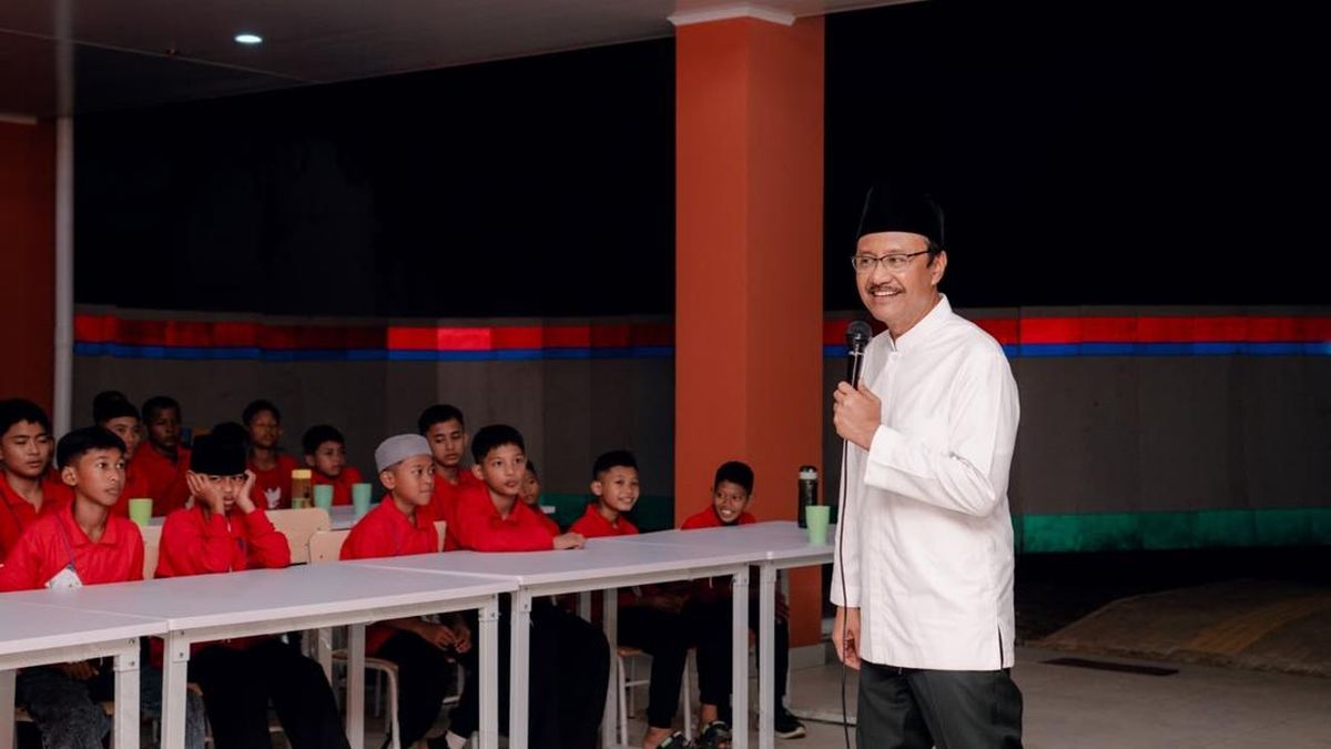 Gus Ipul Motivasi Siswa Baru Sekolah Rakyat DKI di Malam Hari