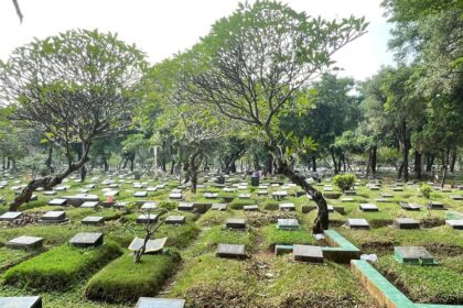 Hari-Hari Penggali Kubur di TPU Karet Bivak Jakarta