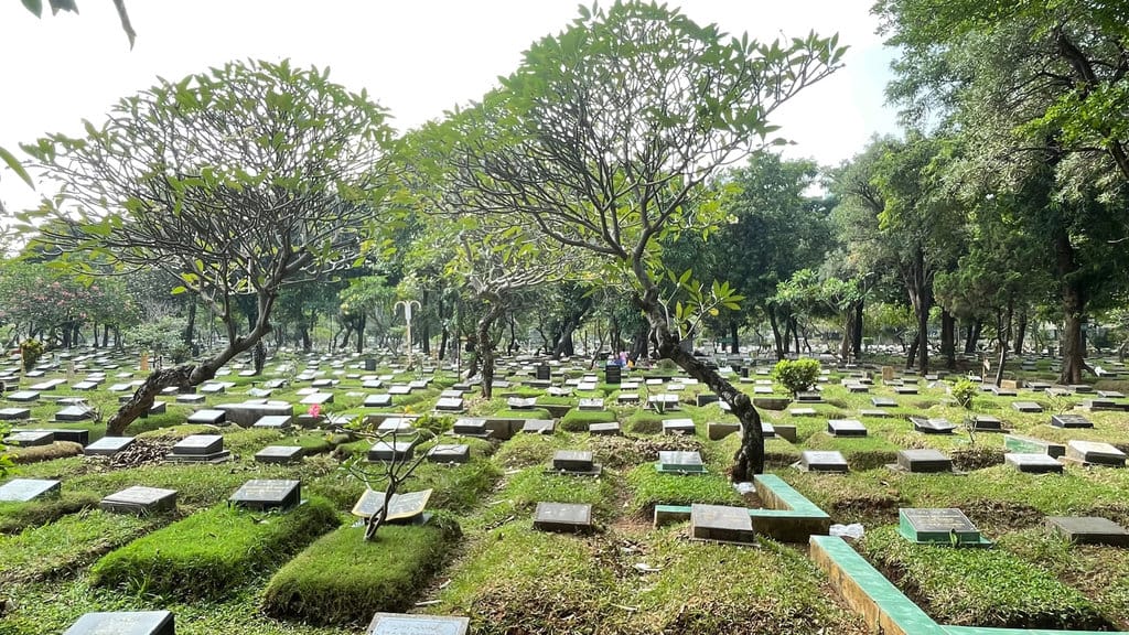 Hari-Hari Penggali Kubur di TPU Karet Bivak Jakarta