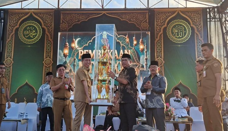 Kotamobagu serahkan piala bergilir saat peresmian pembukaan MTQ XXXI Sulut