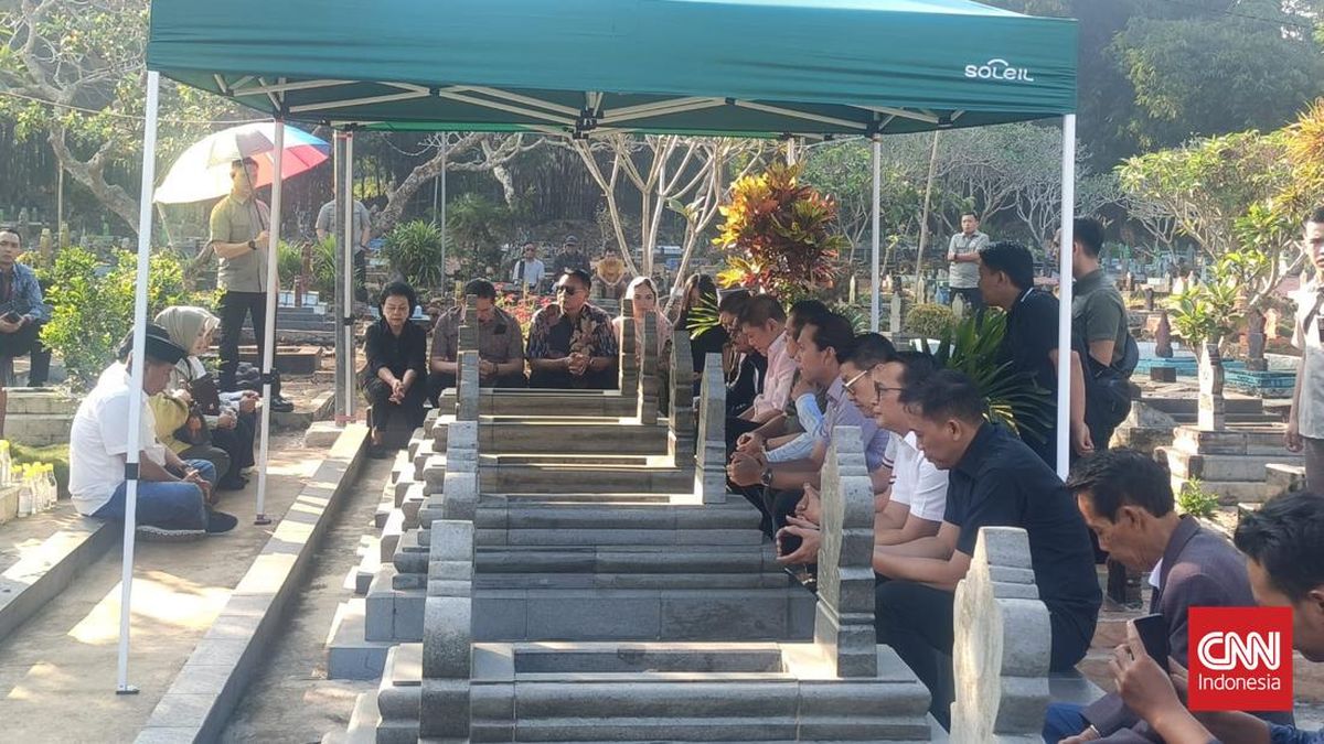 Jaksa Agung ST Burhanuddin Ziarah ke Makam Orang Tua di Majalengka