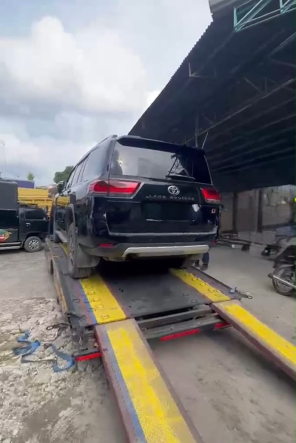 KPK Temukan Land Cruiser Diduga Hasil Suap di Kasus Bupati Kuansing