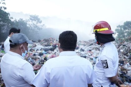 Kebakaran di Eks TPA Panembong Subang Terus Menyisakan Asap