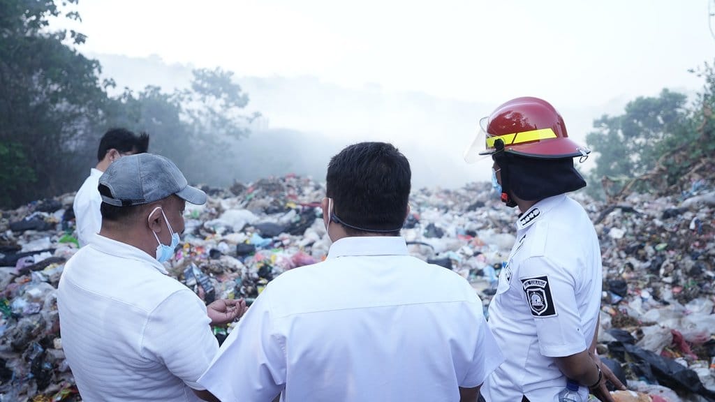 Kebakaran di Eks TPA Panembong Subang Terus Menyisakan Asap