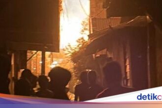 Kebakaran di Palmerah Jakbar, 90 Personel Damkar Beraksi