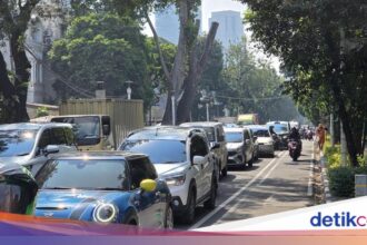 Kemacetan Parah Senopati Akibat Pembongkaran JPO Tabrakan Truk