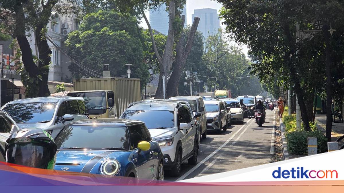Kemacetan Parah Senopati Akibat Pembongkaran JPO Tabrakan Truk