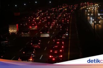 Kemacetan di Tol Cikampek Akibat Tabrakan Tiga Truk