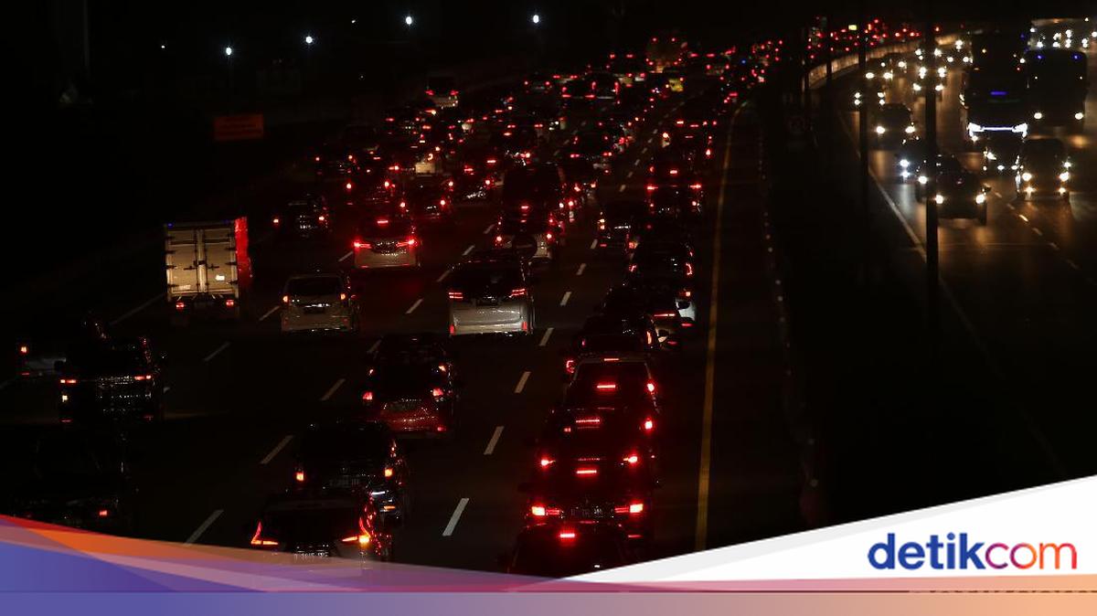 Kemacetan di Tol Cikampek Akibat Tabrakan Tiga Truk
