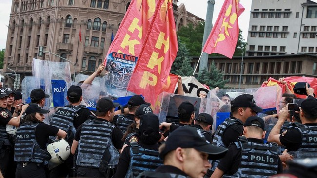Ketegangan KTT NATO: Turki Tahan 100 Demonstran