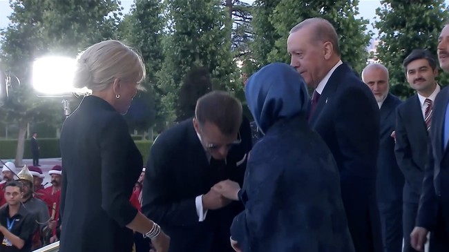 Macron Gagal Cium Tangan Emine Erdogan di KTT NATO