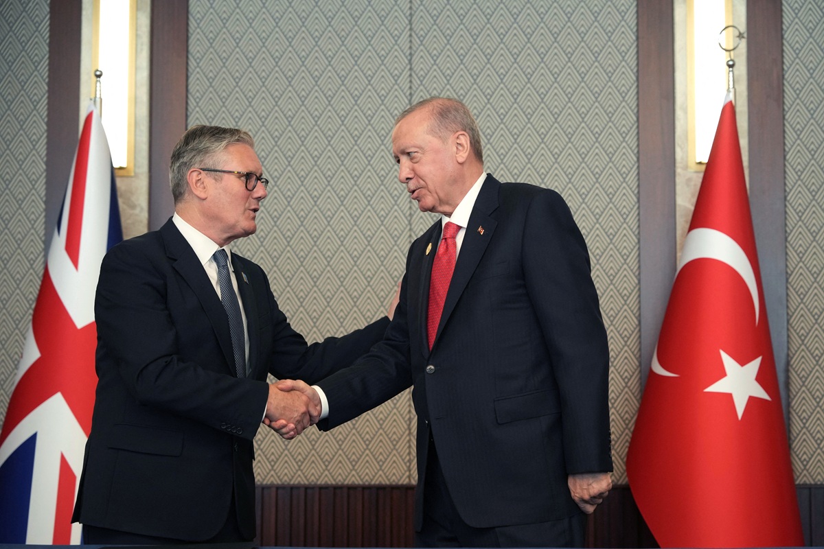 PM Inggris Keir Starmer Terima Hadiah Pistol dari Erdogan di KTT NATO