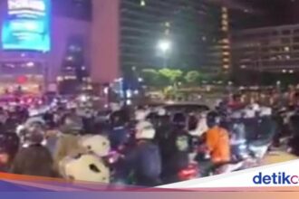 Pemotor Berkumpul Tengah Malam di Bundaran HI, Lalu Lintas Macet