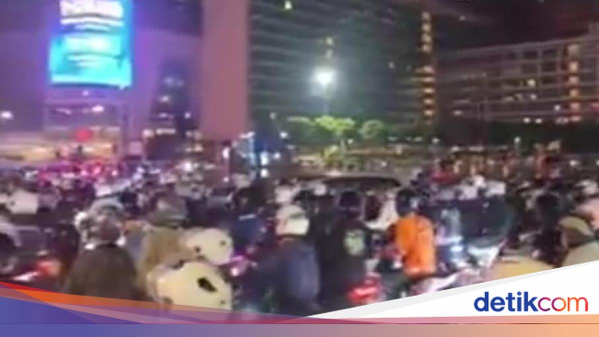 Pemotor Berkumpul Tengah Malam di Bundaran HI, Lalu Lintas Macet