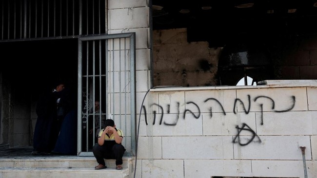 Pemukim Israel Bakar Masjid di Tepi Barat, Tembok Dicoret