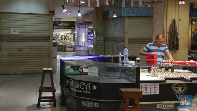 Penjual Batu Akik di Pasar Rawa Bening Mengalami Penurunan