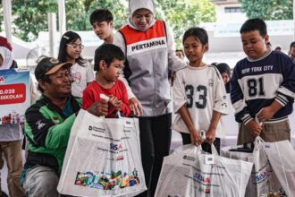 Pertamina Bagikan Seragam, Sembako, dan Dukungan Usaha Kecil