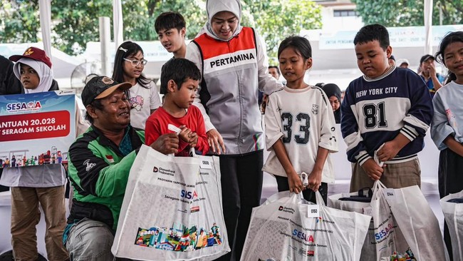 Pertamina Bagikan Seragam, Sembako, dan Dukungan Usaha Kecil