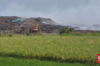 Petugas Hadapi Kendala Padamkan Kebakaran di TPA Jatiwaringin