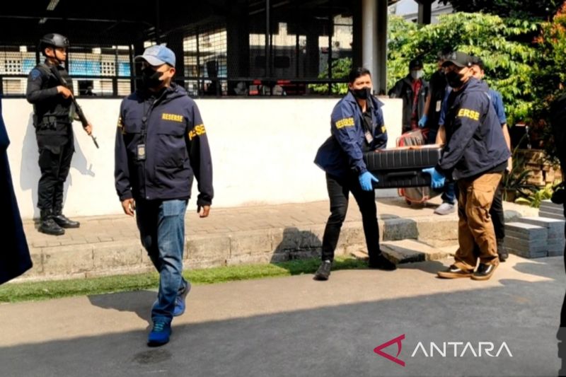 Polda Metro Serahkan Tersangka dan Barang Bukti Korupsi ke Kejagung