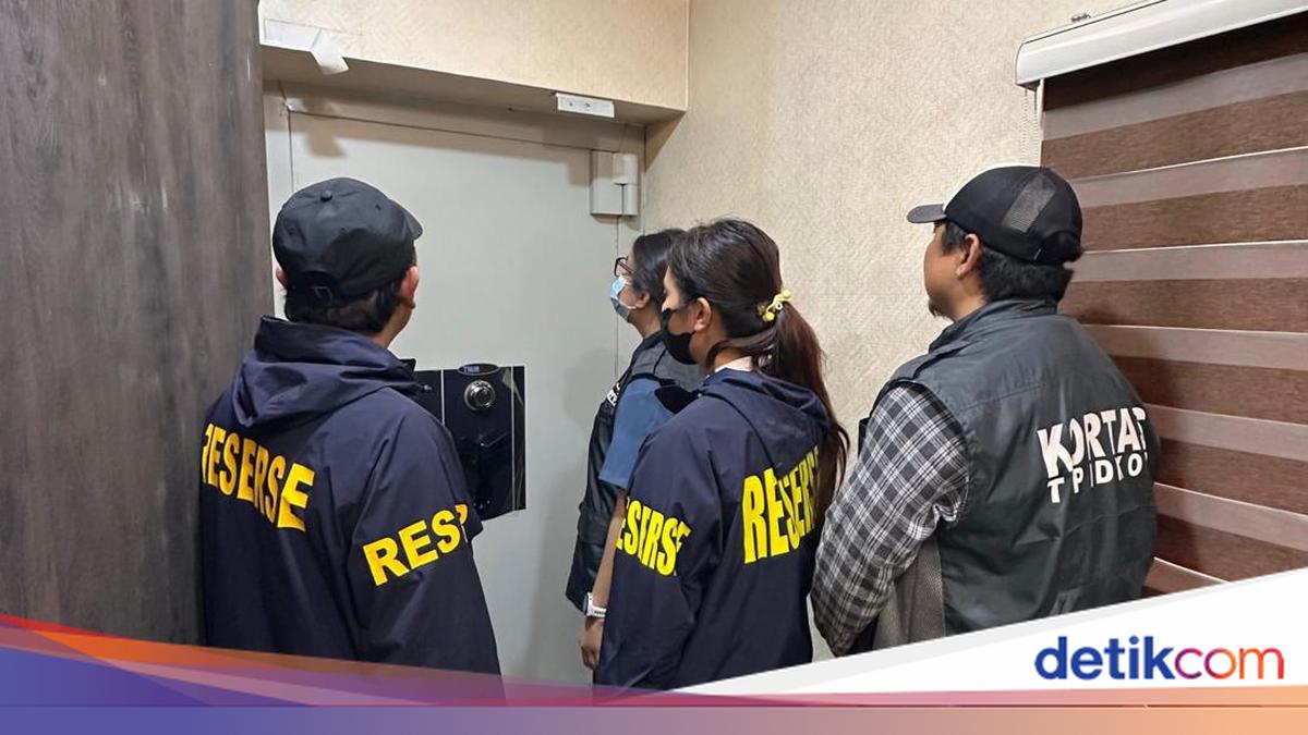 Polisi Bongkar Uang Asing Fantastis di Kafe de'Clan