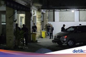 Polisi Geledah Ruko di Cipete, Temukan Koper Besar hingga Tas