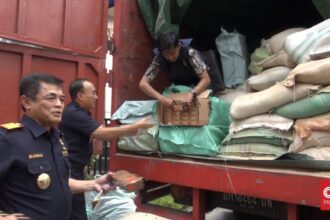 Polisi Gerebek Gudang Rokok Ilegal di Serang, 80 Bal Disita