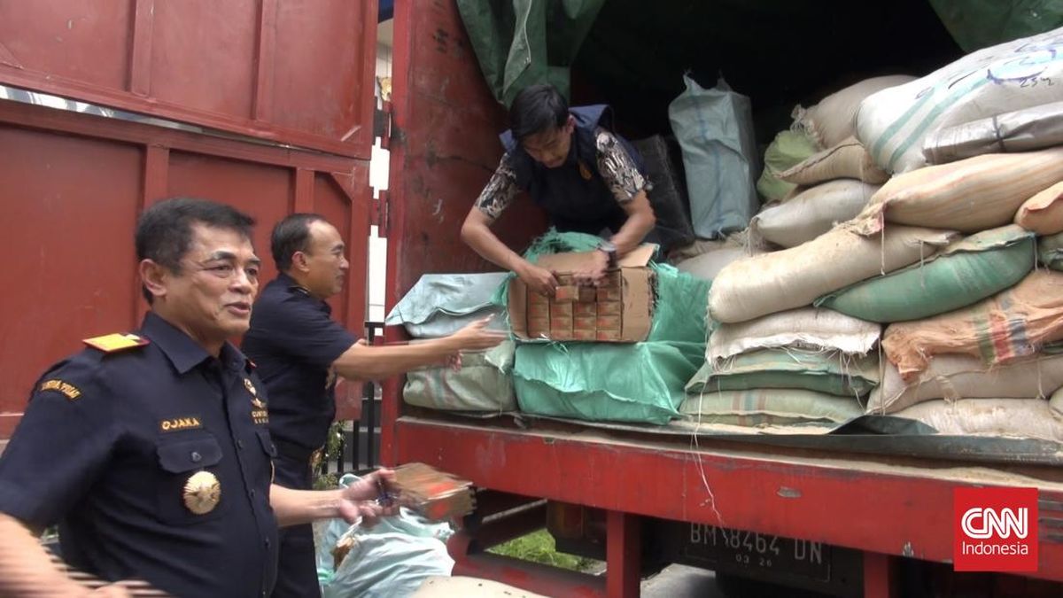 Polisi Gerebek Gudang Rokok Ilegal di Serang, 80 Bal Disita