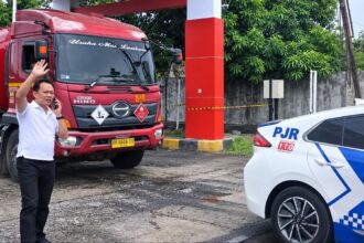 Polisi Jadi Sopir Truk Tangki Atasi Krisis BBM di Sumut