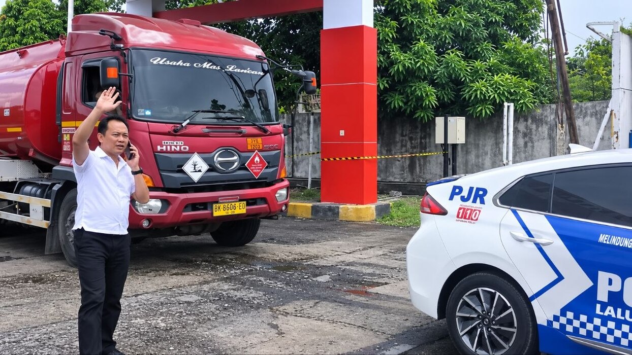 Polisi Jadi Sopir Truk Tangki Atasi Krisis BBM di Sumut