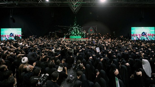 Proses Pemakaman Khamenei Menyoroti Pengaruh Kenangan Khomeini