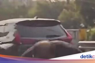 Sopir Calya Merusak Spion MINI Cooper di Jakarta Utara