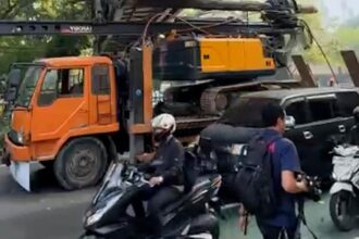 Sopir Truk Ungkap Sebab Kendaraannya Tersangkut di JPO Tendean