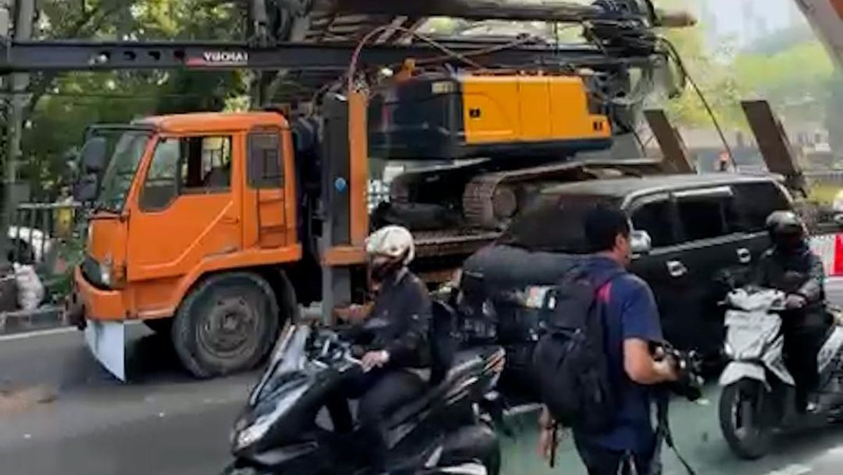 Sopir Truk Ungkap Sebab Kendaraannya Tersangkut di JPO Tendean