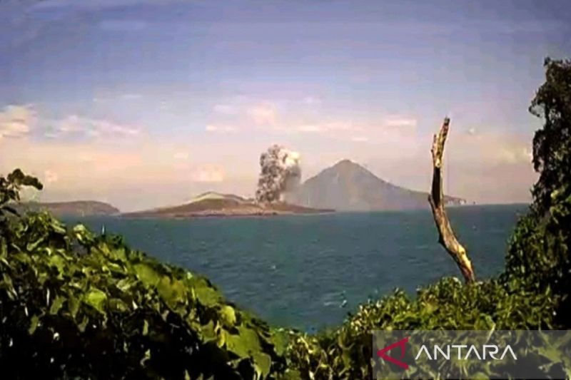 Status Gunung Anak Krakatau Naik Menjadi Siaga