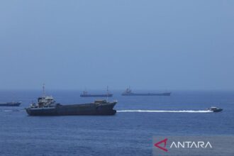 Tanker Minyak Meledak di Selat Hormuz yang Dipenuhi Ranjau