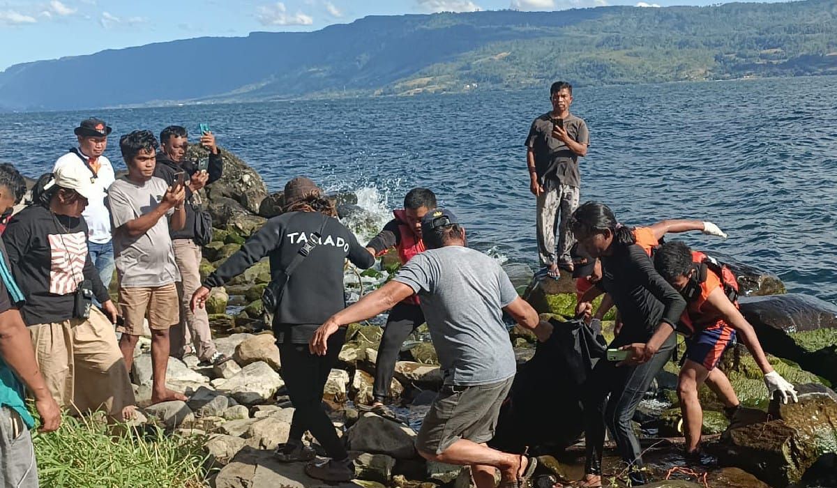 Tim SAR Berhasil Evakuasi Pria Tenggelam di Danau Toba