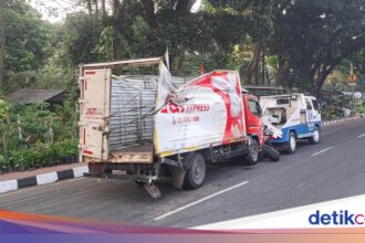 Truk Ekspedisi Terguling di Jalan Raya Bogor Akibat Hindari Mobil