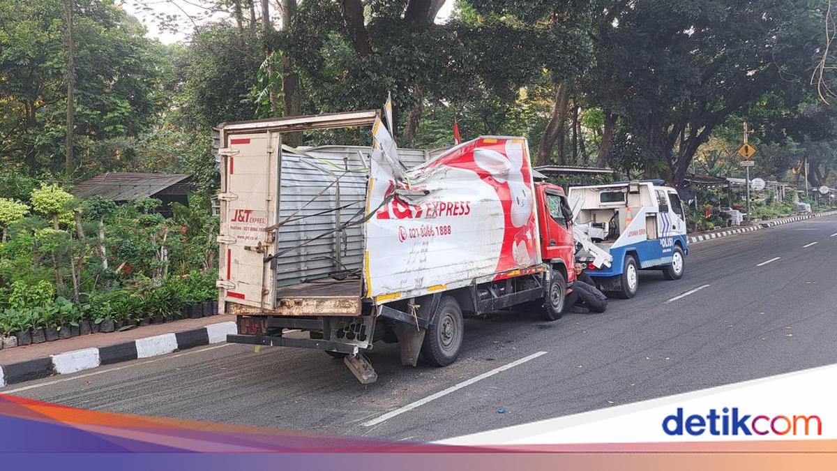 Truk Ekspedisi Terguling di Jalan Raya Bogor Akibat Hindari Mobil