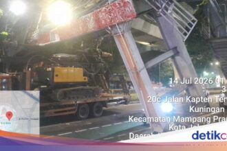 Truk Terperangkap Sebabkan Kerusakan Parah JPO Tendean