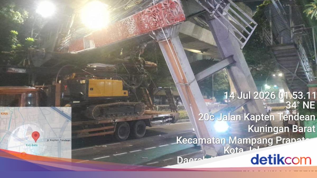 Truk Terperangkap Sebabkan Kerusakan Parah JPO Tendean