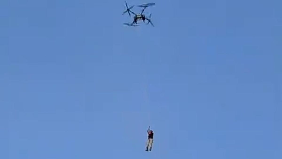 Viral Video Petani Diangkut Drone Cuma untuk Konten