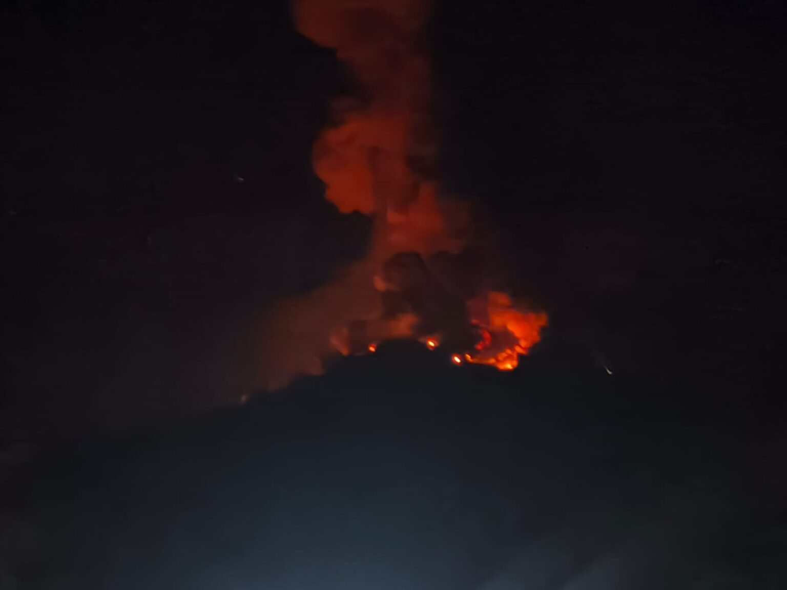 Karangetang Erupsi, Lontaran Lava Pijar Picu Kebakaran di Puncak Gunung