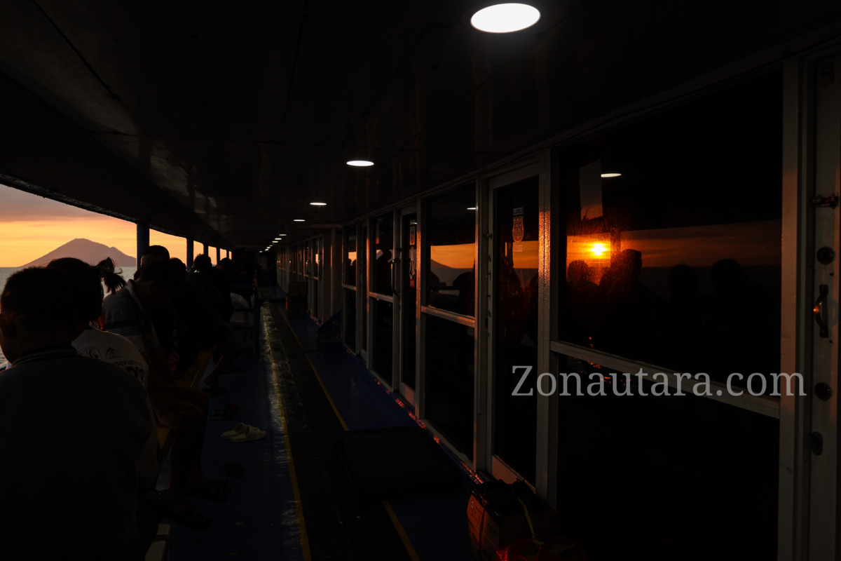 FOTO: Victor Mailangkay pimpin doa pembukaan Sabat di tengah pelayaran menuju Talaud 10 FOTO: Victor Mailangkay pimpin doa pembukaan Sabat di tengah pelayaran menuju Talaud