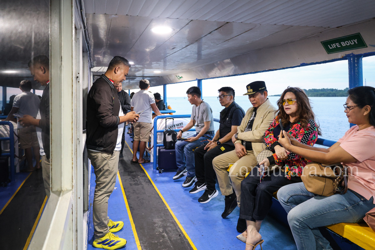 FOTO: Victor Mailangkay pimpin doa pembukaan Sabat di tengah pelayaran menuju Talaud 8 FOTO: Victor Mailangkay pimpin doa pembukaan Sabat di tengah pelayaran menuju Talaud