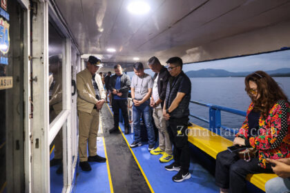 FOTO: Victor Mailangkay pimpin doa pembukaan Sabat di tengah pelayaran menuju Talaud