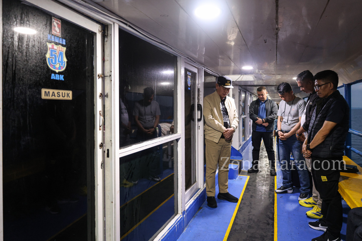 FOTO: Victor Mailangkay pimpin doa pembukaan Sabat di tengah pelayaran menuju Talaud 7 FOTO: Victor Mailangkay pimpin doa pembukaan Sabat di tengah pelayaran menuju Talaud